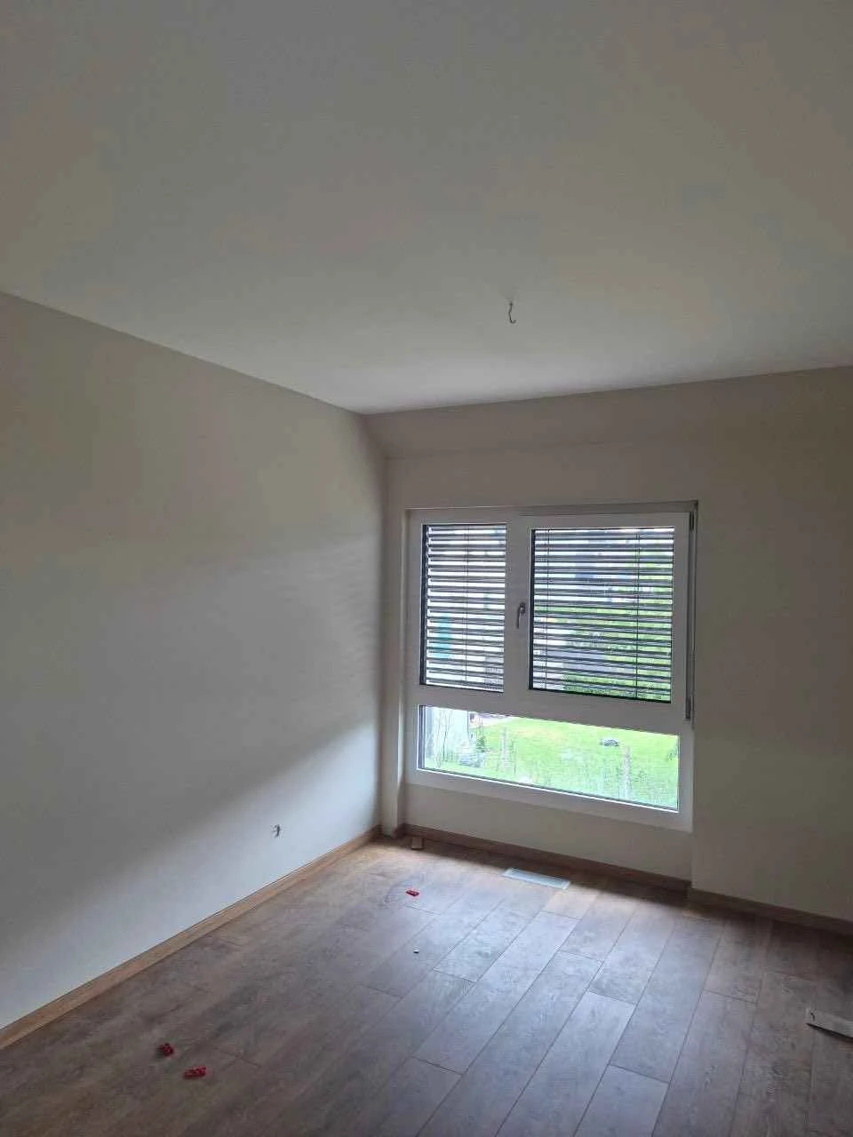 Professionell verlegter Bodenbelag im Wohnraum